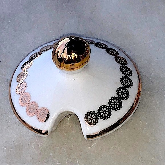 GRACE’S TEAWARE CREAMER & SUGAR BOWL SET WHITE METALLIC GOLD LACE BERRY NEW - Picture 9 of 10